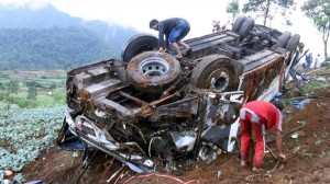 Sərnişin avtobusu dərəyə aşdı: 24 ölü, 13 yaralı - FOTO