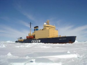 Göyərtəsində 209 sərnişinin olduğu gəmi buzluq ərazidə ilişib qalıb