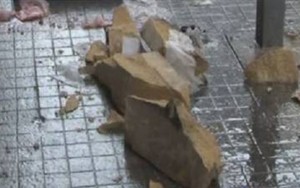 Yolla gedərkən başına daş düşdü - Bakıda