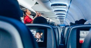 ŞOK OLAY: Azərbaycanlı müğənni təyyarədə stüardessa ilə ... - FOTO