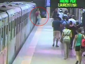 Metroda qorxulu anlar: qadın platforma boyunca süründü – VİDEO