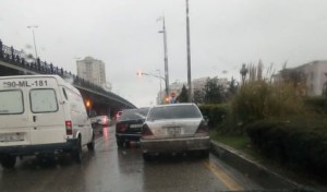 Nərimanovda iki minik avtomobili toqquşdu - FOTO