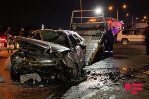 Sumqayıt yolunda maşın betona çırpılıb bu hala düşdü, yaralılar var  - FOTO