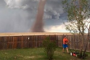 Tornado başladı, kişi həyəti təmizləməyə davam etdi