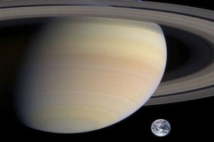 NASA Saturn planetinin peykindən məlumat toplayır