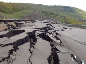 Həyəcan təbili: "Asfaltda yeni çatlar yaranıb, sürüşmə prosesi davam edir"