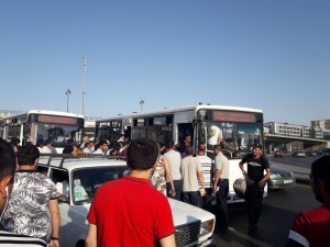 Bütün metrostansiyaların ətrafında sərnişin sıxlığı var- FOTO