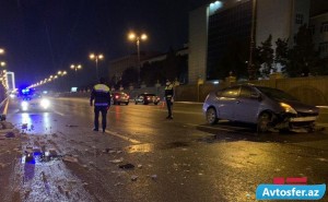 Bakıda "Toyota Prius" aşdı, sürücü hadisə yerindən qaçdı - FOTO