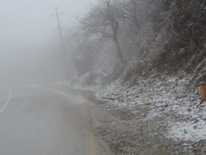 Yağan ilk qar və qatı duman sürücülər üçün bəzi çətinliklər yaradıb - FOTO