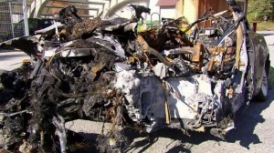 Qəzadan sonra təhlükə mənbəyinə çevrilən “Tesla” başa bəla olub - VİDEO