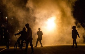 Maskalı şəxslər polisi daşa basıblar