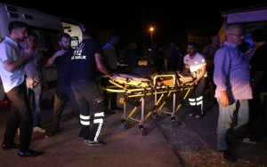 Polis idarəsi qarşısında atışma: 11 yaralı - FOTO