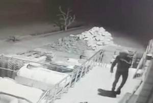 Mağazaya girən oğru kameralara düşüb - VİDEO