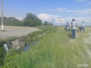 Ucarda minik avtomobili su kanalına aşıb - FOTO