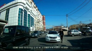 Yolun ortasını "protiv" işğal edən sürücü - VİDEO