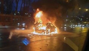 Qaz balonlarının olduğu avtomobil hərəkət zolağında yandı - VİDEO