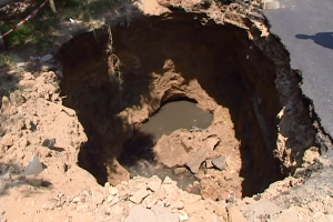 Bakının mərkəzində yol çökdü - VİDEO