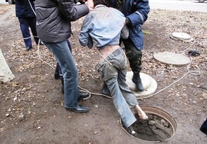 Kanalizasiya quyusuna düşən şəxs və FHN əməkdaşı ölüb