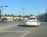 Bakıda qırmızı işıqdan keçən yol polisini işdən qovdular - VİDEO