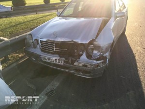 Bakıda iki avtomobil toqquşdu: xəsarət alan var - FOTO