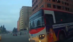Qırmızı işıqda yola çıxan avtobus sürücüsü - 10 TG 307 - VİDEO