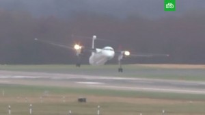 Qasırğa zamanı təyyarələrin təhlükəli enişinin görüntüləri yayıldı  - VİDEO