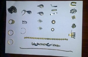 Gödəkçəsinin cibindən qızıl zərgərlik məmulatları aşkarlandı - FOTO