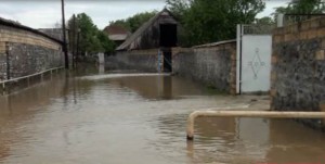 Xaçmazda körpü uçdu: həyətyanı sahələri su basıb
