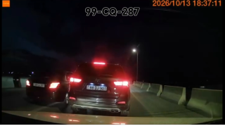 Dəfələrlə əks yola çıxan sürücü avtomobillərin yolunu kəsib təhlükə yaratdı - VİDEO