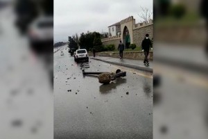 Bakıda avtomobil işıq dirəyinə çırpılıb  - VİDEO