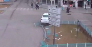 İdarəetməni itirən sürücü əvvəl çəpərə, sonra şirniyyat dükanına girdi - VİDEO