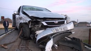 Təkəri partlayan maşın qəza törətdi: iki nəfər ağır yaralanıb - FOTO