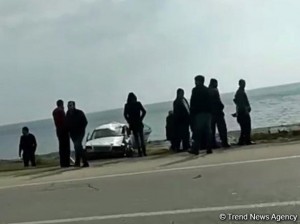 Qaradağda "Mercedes" aşdı: bir ailənin 4 üzvü xəsarət aldı - VİDEO