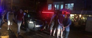 "Jeep" kafenin önündəki insanları əzdi - FOTO