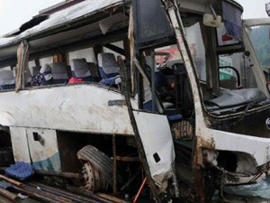 Turist avtobusu dərəyə aşıb, 17 nəfər ölüb, onlarla insan yaralanıb