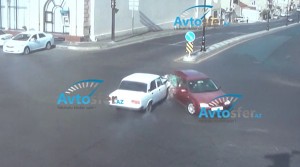 Bakıda sürücülər bir-birinin üzünə baxıb qəza törədir - REAL VİDEO