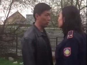 Ruhi xəstə qadın polisə hücum etdi – VİDEO