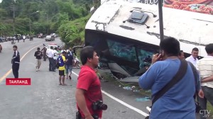 Reys avtobusu 20 metrlik hündürlükdən aşdı: 5 ağır, 17 yaralı - FOTO