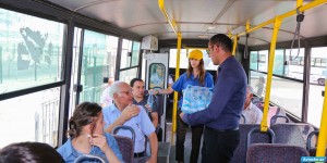 BNA istiyə düşən sərnişinlərə pulsuz su paylayır - FOTO