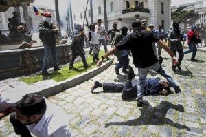 Avtomobili insanların üstünə sürən sürücü döyüldü