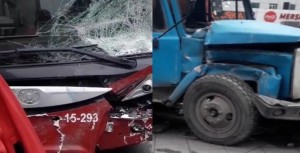 Bakıda sərnişin avtobusu ilə yük maşını toqquşub - VİDEO