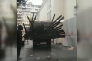 Avtomobilə yığılan yüklər sözün əsl mənasında təhlükə saçır - VİDEO