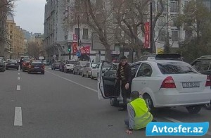 Taksi sürücüsü "parkovşiki" belə vurdu - BAKIDA REAL VİDEO