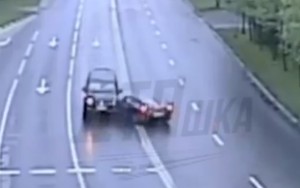 “Ferrari” “Volkswagen”ə çırpıldı: xəsarət alanlar var – VİDEO