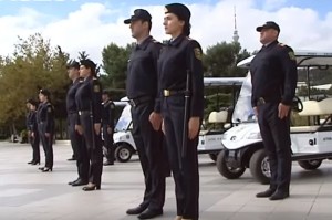 Qadın polislər kişilərlə çiyin-çiyinə asayişin keşiyində - VİDEO