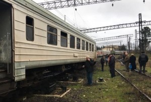 Sərnişin qatarı relsdən çıxıb