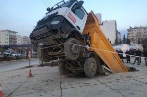 Ağırlığa dözməyən beton ərazi çökdü: çınqıl dolu yük maşını çuxura düşüb – VİDEO