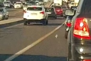 Yola zibil atan "Mercedes" sürücüsü - VİDEO