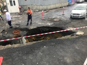 Metronun qarşısındakı yol çökdü: maşın iri çuxura düşdü - FOTO