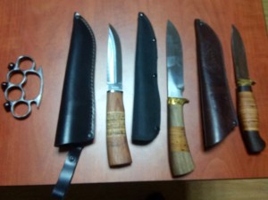 Avtomobildən qızıl, beşbarmaq və bıçaqlar aşkarlanıb  - FOTO